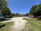 茨木第二公園風致地区の住宅街にある静かな公園。ブランコや滑り台の遊具があります。上のほうにも広がる敷地で、公園全体が見下ろせます。 120m