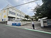 名古屋市立弥富小学校【校訓】明るく　仲良く　正しく　強く　【教育目標】自他のよさを認め　仲間と助け合いながら主体的に学び　粘り強くやり抜く子どもの育成 1100m