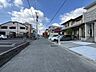 その他：幅員約5.2mの南側前面道路です。車がすれ違うのに安心な道幅です。