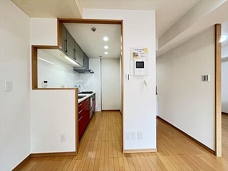 独立型のキッチンなので、リビングは広々と使って頂けます。