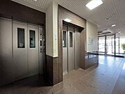 エレベータが2基 設置されています。