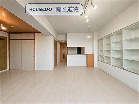 ガラス収納や間接照明が洗練された住空間を演出します。※実際の写真から家具消しの加工行っております。