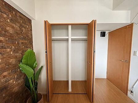 北側:ハンガーパイプ付きで衣類の整理もラクラク※実際の写真から家具消しの加工行っております。