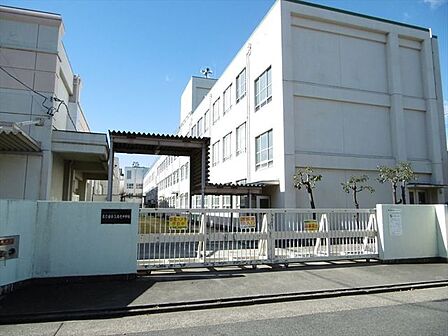 名古屋市立南光中学校【教育目標】豊かな心をもつ生徒の育成【努力点主題】基礎・基本を大切にし、主体的に考えようとする生徒の育成 160m