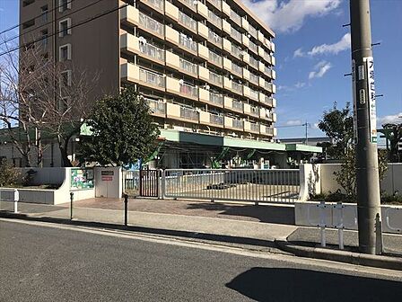 宝保育園子どもの喜ぶいちご動物園や、こいのぼり作りなど、季節の行事も大切にしている保育園です。お父さん・お母さんの為の子育て講座も行われています。 330m