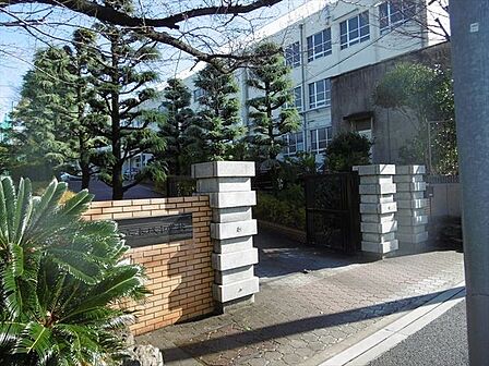 名古屋市立本城中学校【教育目標】生きて働く学力を増進させる健康と体力を増進させる道徳的実践力を身に付けさせる豊かな情操を育てるなど、調和のとれた人間の育成に努める。 180m