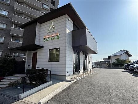 病児保育室ひばりの森・ひばりがおかこどもとアレルギーのクリニック併設　・月〜金8：00〜18：00、土8：00〜13：00　・定員9名　・部屋数4部屋　基本料金800円〜2000円　・受入対象年齢…