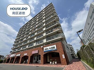 外観:11階建て8階角部屋にあたります。1階部分は、喫茶店などのお店があります。JR東海道本線 笠寺駅まで徒歩約10分。近くには、コンサートホールがある「日本ガイシスポーツプラザ」があります。 外観:11階建て8階角部屋にあたります。1階部分は、喫茶店などのお店があります。JR東海道本線 笠寺駅まで徒歩約10分。近くには、コンサートホールがある「日本ガイシスポーツプラザ」があります。