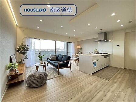 開放感あふれる明るいLDK。間接照明がやさしく空間を照らし、上質で落ち着いた雰囲気を演出します♪