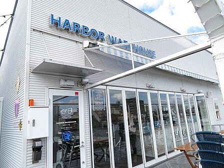 THE　CUPS　HARBORCAFE営業時間：11時〜　定休日：火曜日　平日のランチもおすすめですが夜もとても雰囲気がよく人気のカフェです。川沿いのテラス席でゆったりとした時間を過ごせそうです…