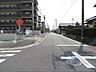 外観：マンション西側前面道路です。