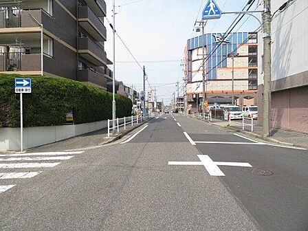 マンション東側前面道路です。