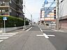 外観：マンション東側前面道路です。