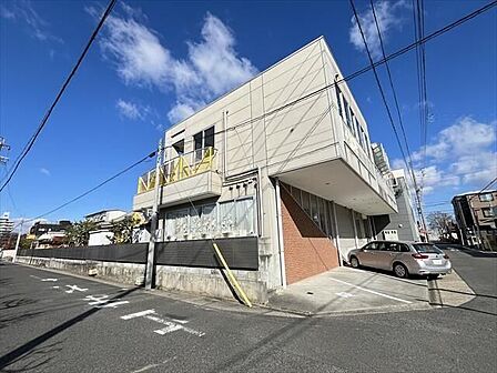 【第二松元幼稚園】のびのびと活動に取り組める広い園庭があります!毎週水曜日には、お子様の園での様子を別室から見ることが出来る「モニター参観」が行われます。 600m