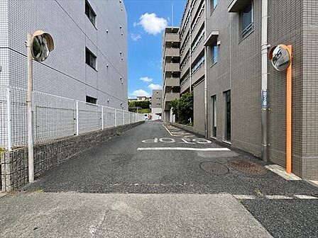 マンション北西側に駐車場へ繋がる通路があります。