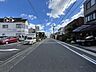 外観：マンション南側前面道路です。駐車場の出入り口に面しています。東方面への一方通行ということもあり、車の通りも多くなく出入りがしやすいです。
