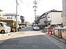 外観：前面道路の幅もゆとりがあり、駐車も焦らずできそうですね。また交通量も少なく、安心ですね。