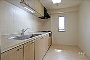キッチン3口コンロです。コンパクトですが、使い勝手のよさそうなキッチンです。