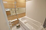 浴室ゆったりとしたユニットバス。足を伸ばして日々の疲れを癒していただけます。浴室乾燥機付きで、雨の日も安心してお洗濯いただけます！
