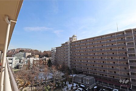 南側洋室約6.3帖日当たりの良い明るい空間です。隣はリビングです。