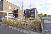 物件（北西側から）北側と南側に幅員4ｍの公道が接道している整形地です。