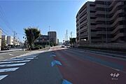 敷地の北側前面道路（西側から）
