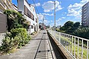 敷地の西側前面道路（南側から）