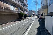 敷地南側の前面道路（西側から）
