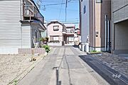物件の東側前面道路（西側から）［2026年5月18日撮影］