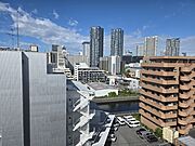 バルコニーからの眺め（南西方向）。高層階につき日当たり・抜け感良好です。