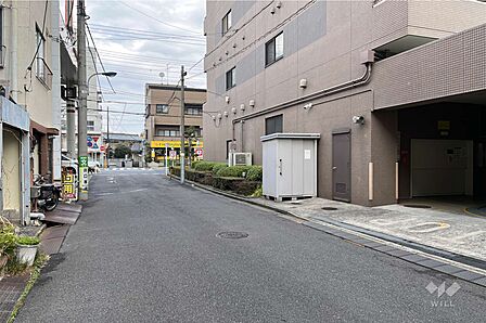 敷地西側の前面道路(南側から)