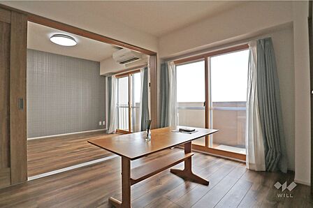 南西側洋室約6.0帖。クローゼットあり！バルコニーに面しているため明るいお部屋です！