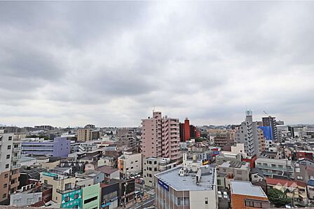 バルコニーからの眺め（南西方向）。高層建物が無く、開放感があります。南向きのため、陽当たり良好です。