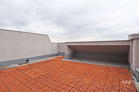 ルーフバルコニー。周囲に同じ目線のバルコニーの建物がないため、プライベート空間が保たれます。
