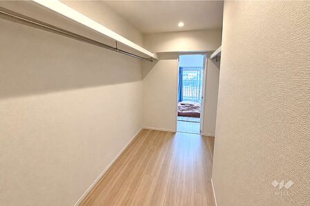 ウォークスルークロゼット二つの洋室を結ぶWTC。ご家族のお荷物やお洋服が一気に収納できる広さです。(CG加工有)