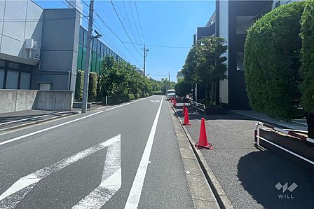 敷地の北側前面道路(西側から)