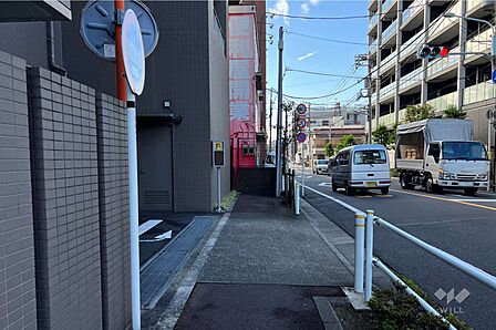 敷地の北西側前面道路(北東側から)