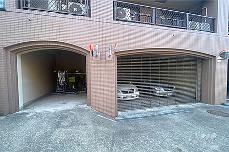 駐車場の出入り口(リングシャッター付き)