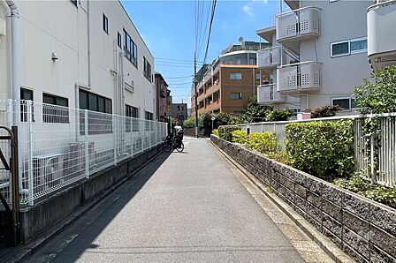 敷地の東側前面道路（北側から）