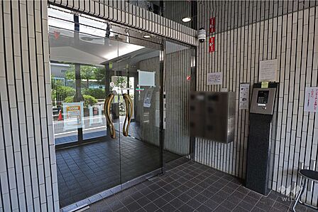エントランスはオートロック付きです。