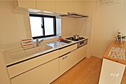 キッチンリフォーム済でシステムキッチンが新調されたため、気持ちよく使っていただけます。