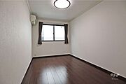 2階南側洋室約6.4帖