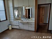 浴室には洗面台とサウナがあります。
