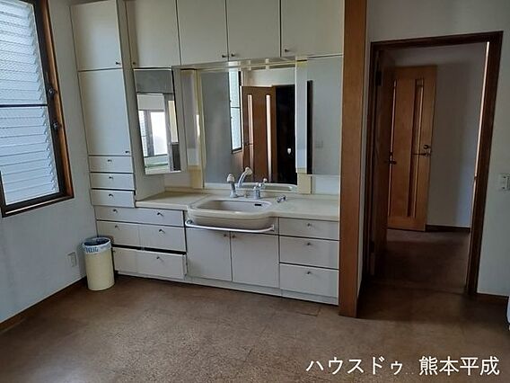 浴室には洗面台...
