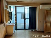 洋室の中に洗面台がある珍しい間取りです。