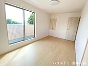 バルコニーに面した明るい洋室です