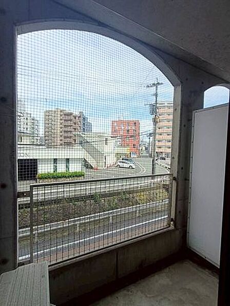 屋根付きのインナーバルコニーで雨天時でも使用可能です