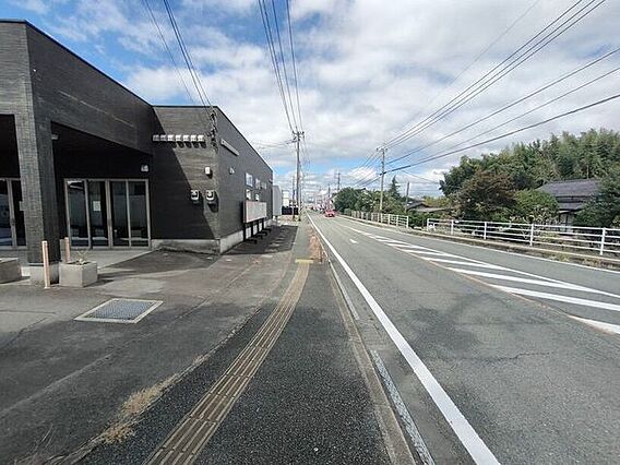 前面道路です