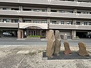 旧福山市体育館前に伸びる遊歩道「シンボルロード」 。正式名称は「アジア彫刻の道」