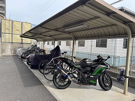 大きなバイクも余裕で置けます。